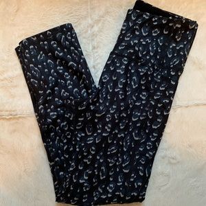 Never worn elevate leggings / go dry